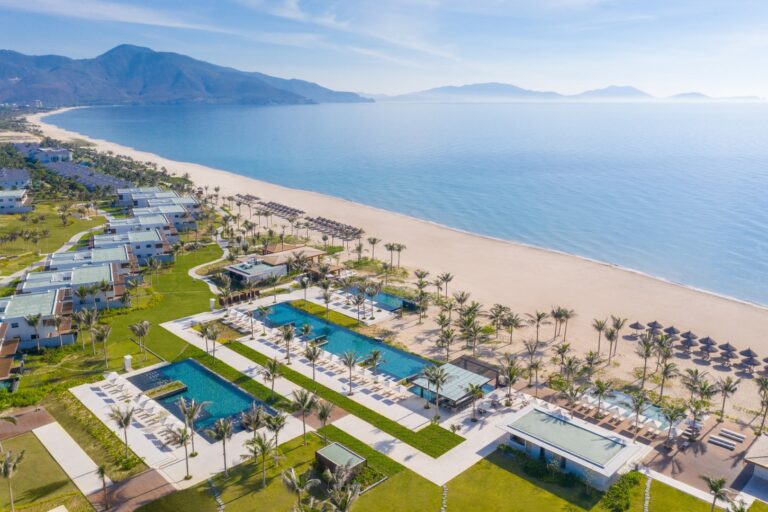 Alma Resort trải dài gần 1km tiếp giáp bãi biển khu du lịch bắc bán đảo Cam Ranh, Khánh Hòa